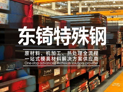 跟稻草人合影，咱不踩草坪好嗎？